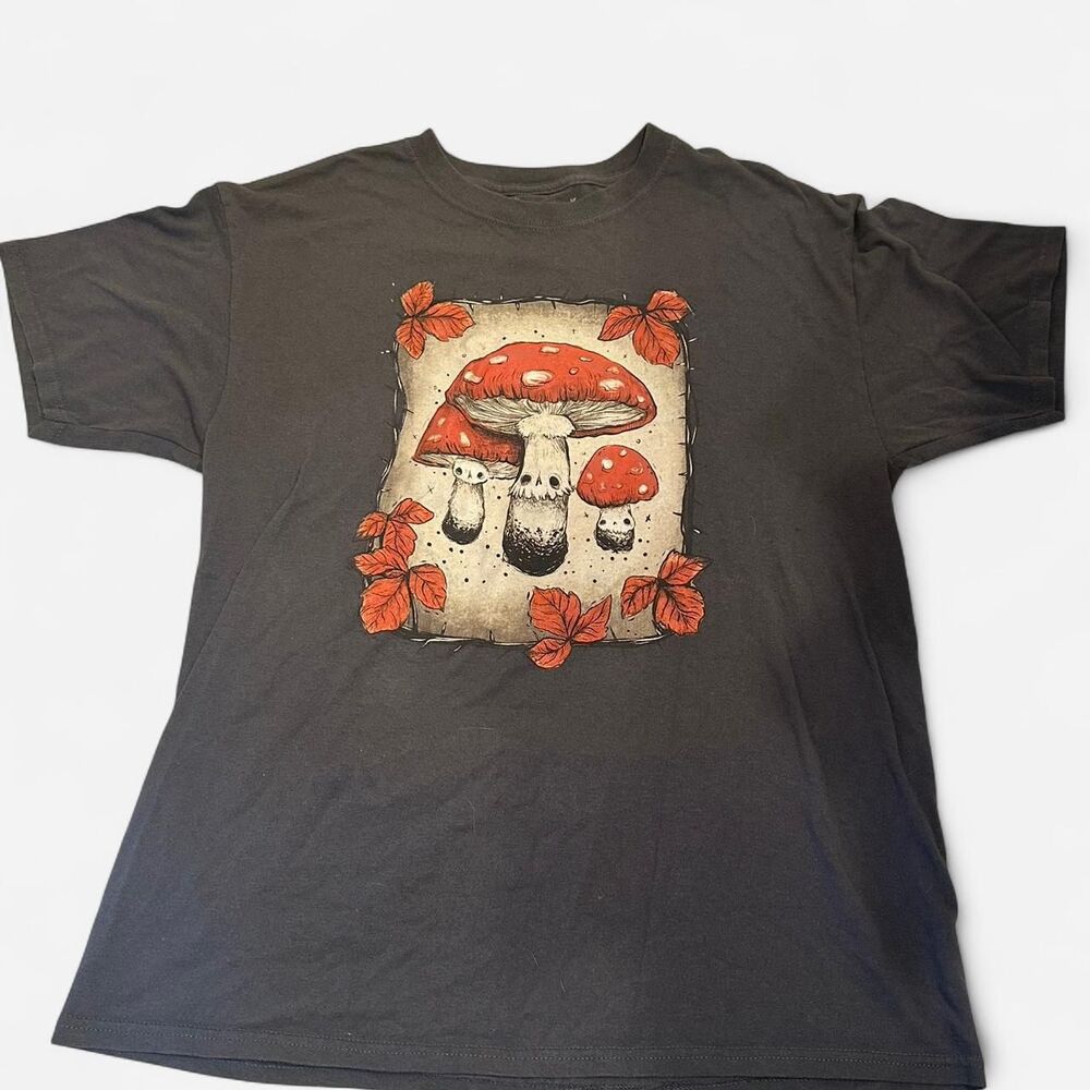 Stephanie Bayles mushroom skull tee